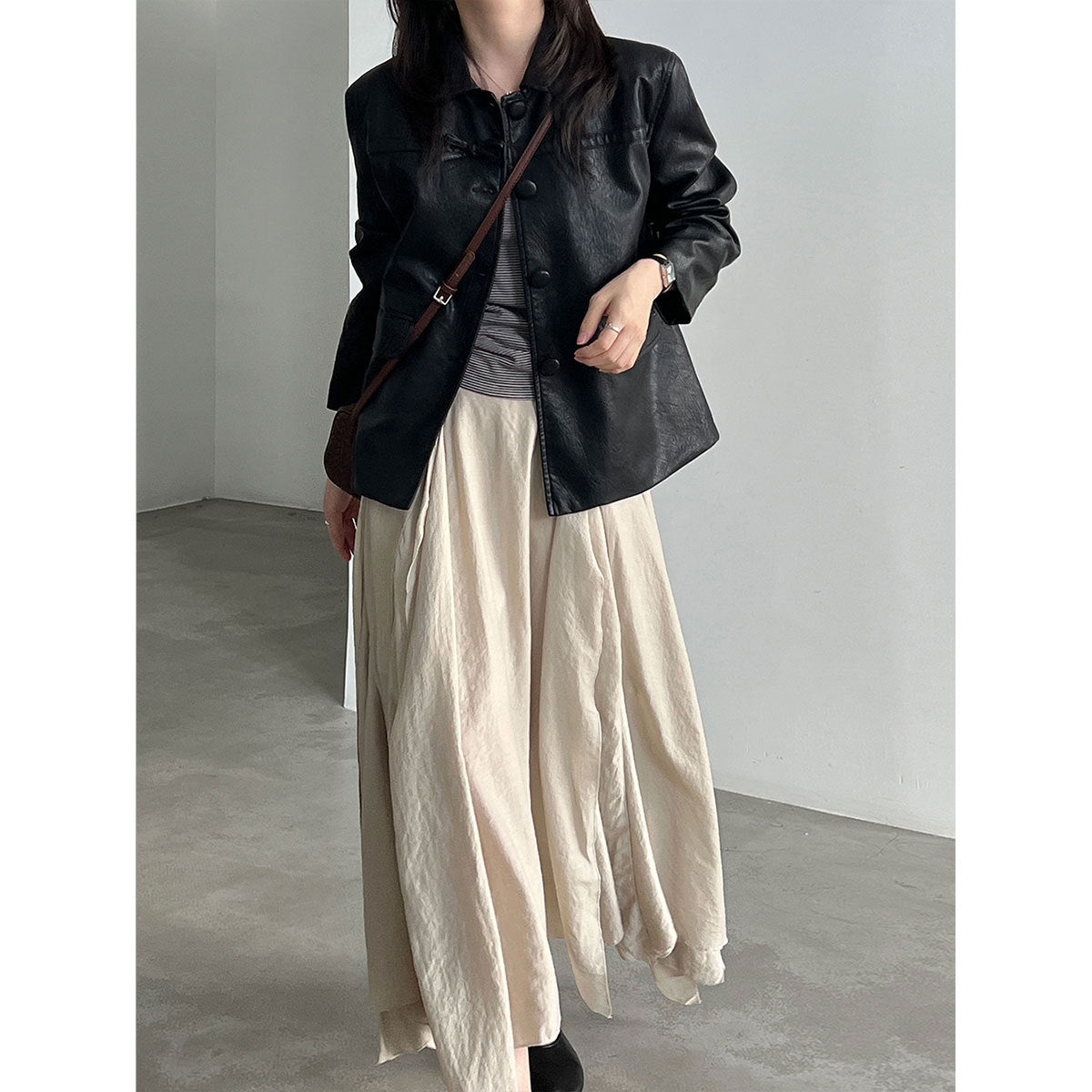Women's Lapel Single-Breasted Leather Short Jacket Vintage Minimalist Commuter Leather Jacket